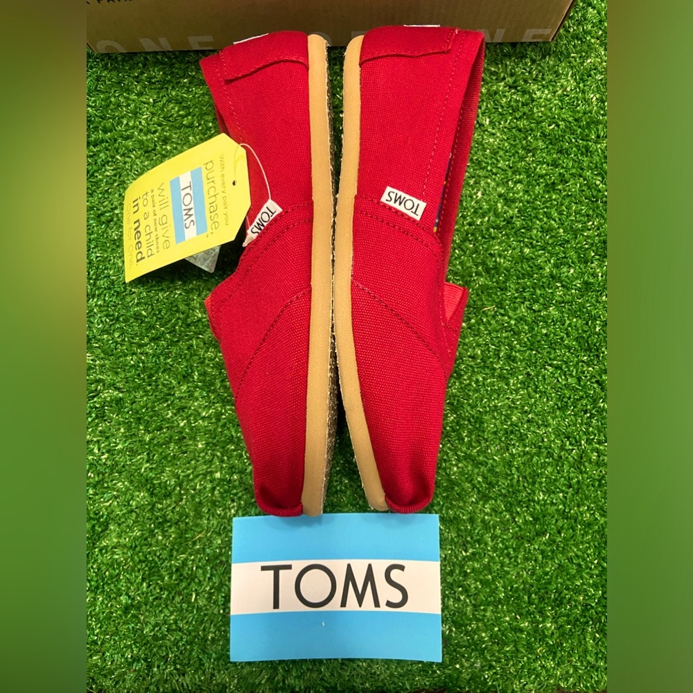 TOMS Classic Red Canvas shoes women’s size 7.5 New in the box tag still attached